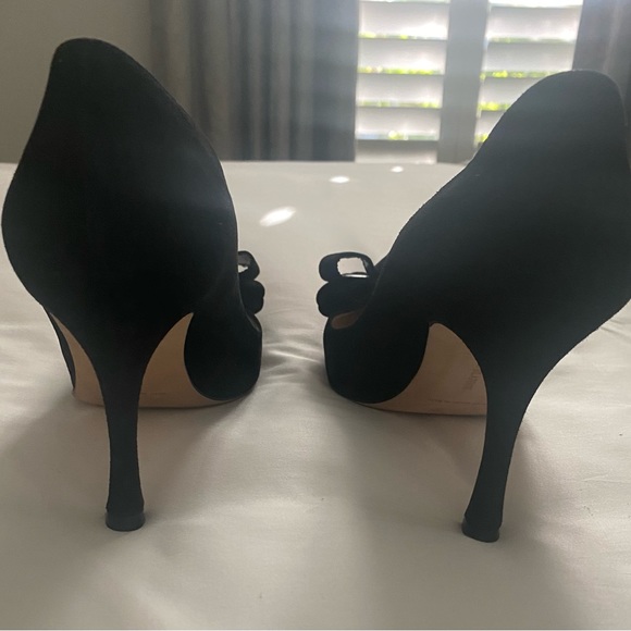 Manolo Blahnik Black Suede Pump wit Bow Detailing - Picture 3 of 4